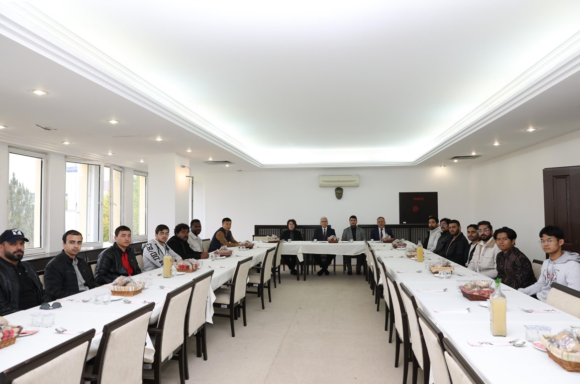 Üniversitemiz Yönetimi Uluslararası Öğrencilerle Öğle Yemeğinde Bir Araya Geldi