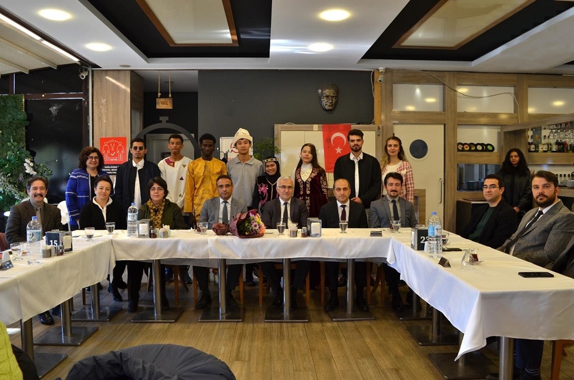 Üniversitemiz Yönetimi Türkçe Hazırlık Eğitimi Alan Öğrencilerle Tanışma Kahvaltısında Bir Araya Geldi